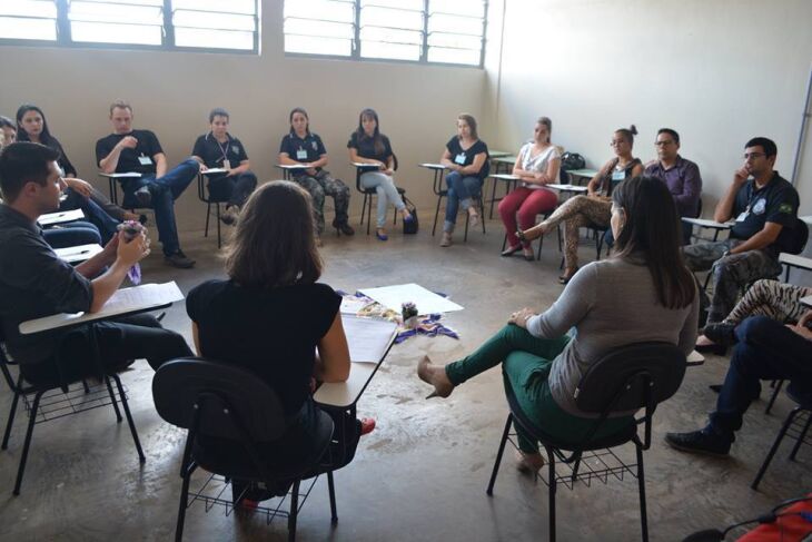 Círculo Restaurativo é uma das metodologias utilizadas. Nesta nova prática, os envolvidos refletem, dialogam e tentam construir coletivamente uma solução para o problema