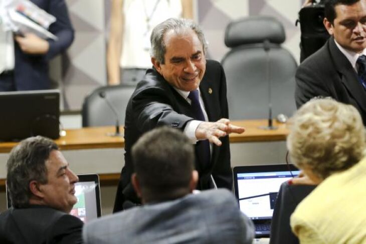 O senador Raimundo Lira (PMDB-PB) chega à sessão de instalação da Comissão Especial do Impeachment no Senado