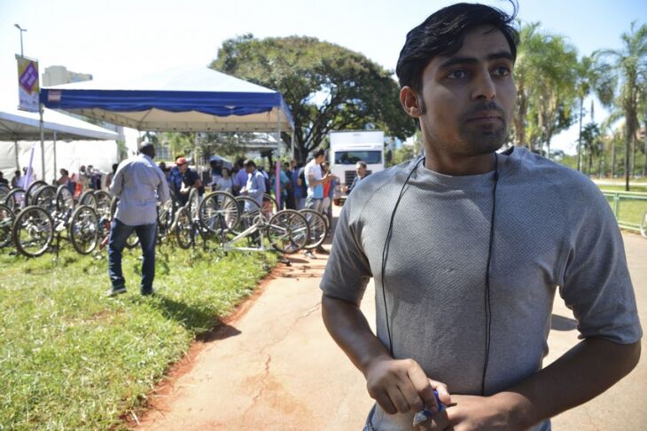 Haron Ali, de 21 anos, refugiado do Paquistão,  fala sobre a doação de bicicletas feita pelo Movimento Rodas da Paz