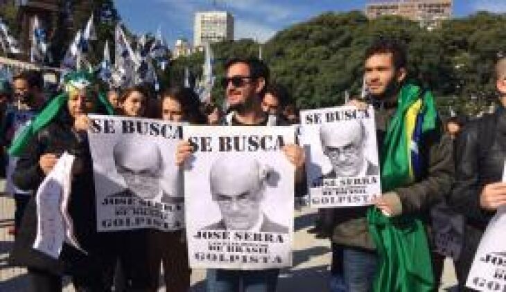 Protesto contra visita de José Serra à Argentina