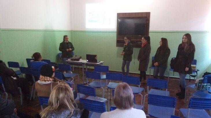 Acadêmicas de Medicina Veterinária fizeram palestras para os professores e alunos da Escola