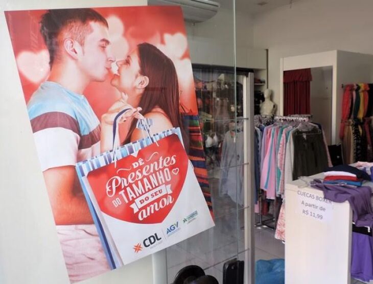 A data, celebrada em 12 de junho, conta com vitrines decoradas, preços e condições especiais de pagamento