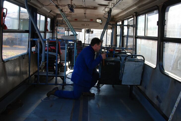 Cinco ônibus de linha estavam em conserto na tarde de ontem (7). Intenção é que empresa adquira 10 novos veículos