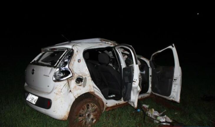 Carro capotou várias vezes após sair da pista