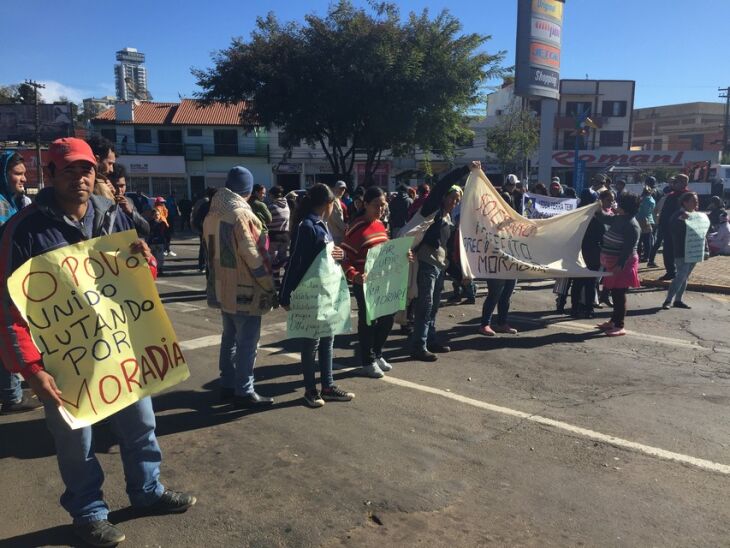 Moradores bloquearam o trânsito na Avenida Brasil, em frente ao Bourbon Shopping, no sentido Petrópolis-Centro