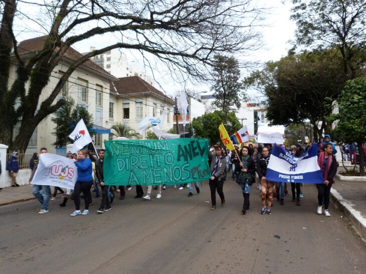 Insatisfação com a situação da educação pública foi manifestada durante a caminhada pelas ruas de Passo Fundo até a 7ª CRE