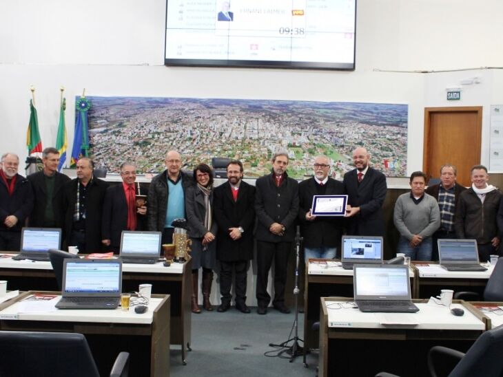 Grupo Master recebe placa como parte da homenagem