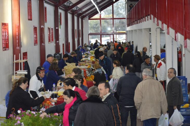 A feira acontece aos sábados das 06h às 12h, e nas segundas e quartas-feiras das 12h30min às 18h.