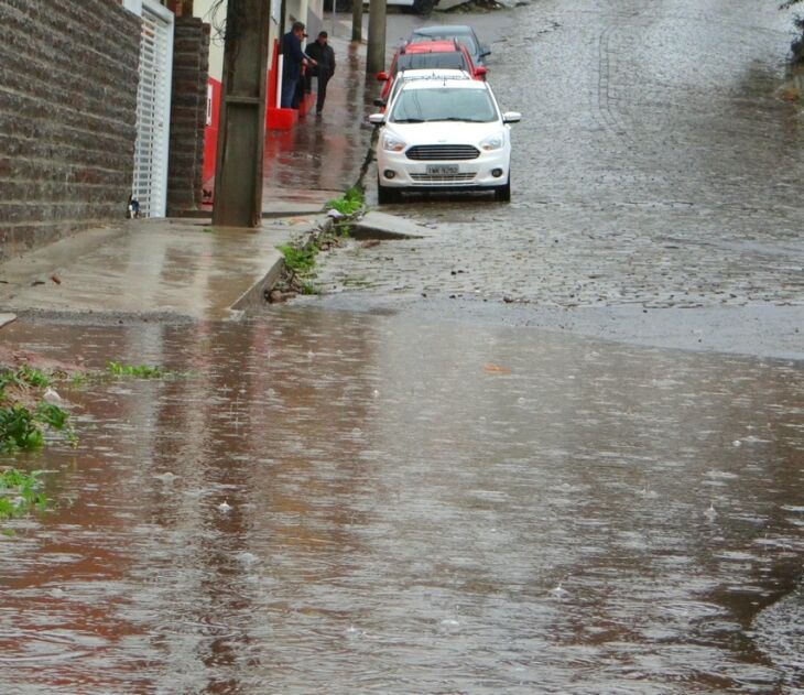 Rua Isac Pereira, no bairro Lucas Araújo, também acumulou bastante água