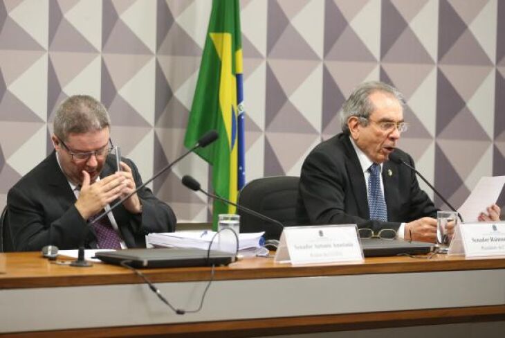 O relator Antonio Anastasia e o presidente da Comissão do Impeachment, Raimundo Lira, durante sessão para discutir relatório sobre processo de impeachment da presidenta afastada Dilma Rousseff