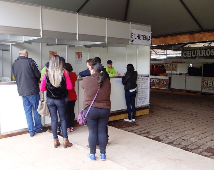 Na segunda-feira, o público formou fila para garantir o ingresso da abertura