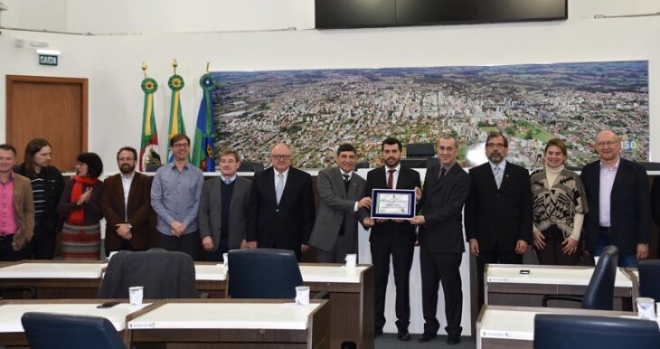 Vereadores entregaram uma placa para marcar a homenagem