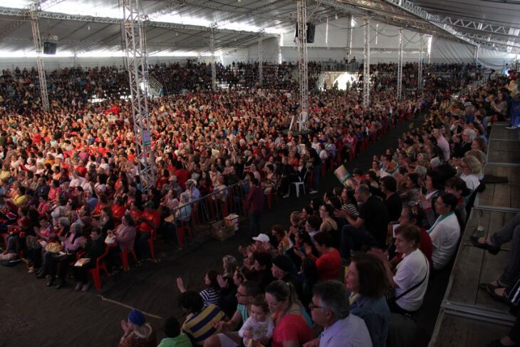 Escolas Municipais e grupos da terceira idade lotam Casarão da Cultura