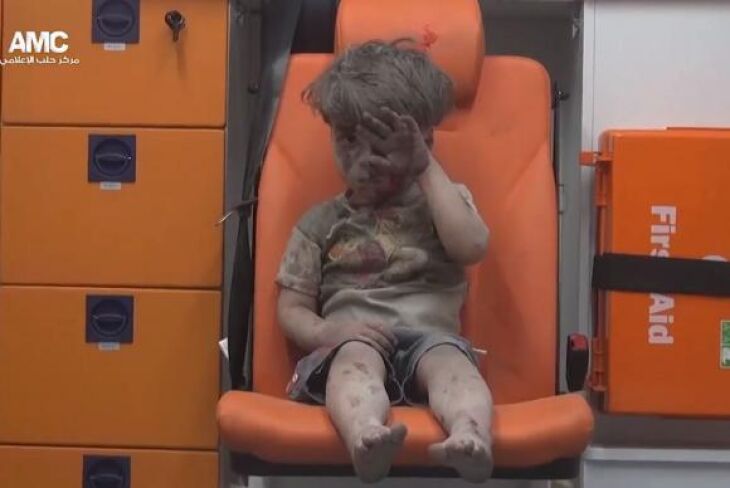 Aleppo - Ativistas do grupo Aleppo Media Center (AMC) divulgaram a imagem do menino Omran Daqneesh, de 5 anos, logo após ser resgatado de um bombardeio na cidade de Aleppo, na Síria