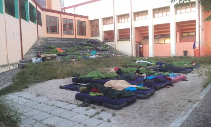 Patrick e equipe tiveram de dormir no pátio da escola após o terremoto