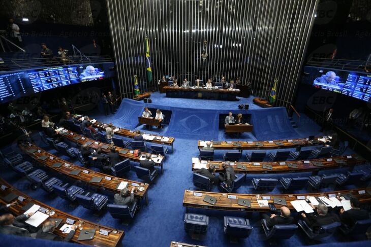 O presidente do STF, Ricardo Lewandowski, convocou a continuidade da sessão de julgamento do processo de impeachment para segunda-feira