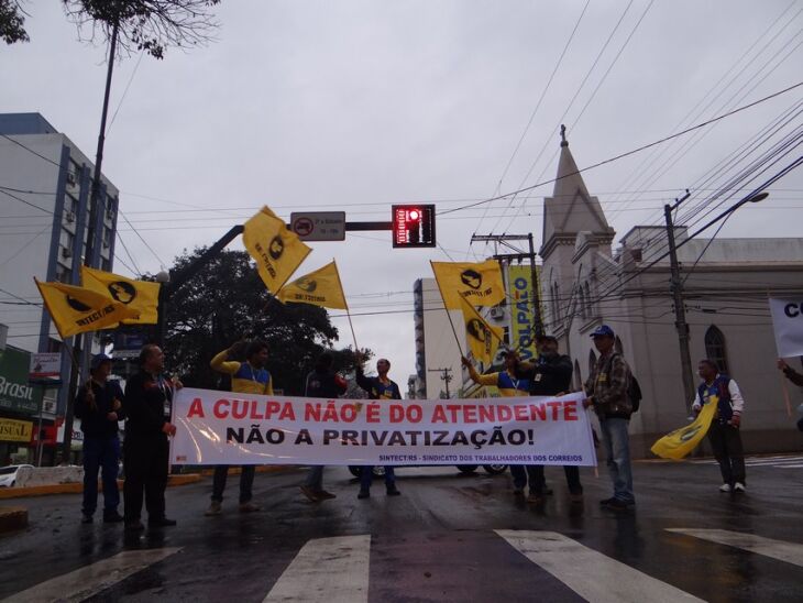 Sindicalistas realizaram protesto no fim da tarde de ontem (29), na Esquina Democrática