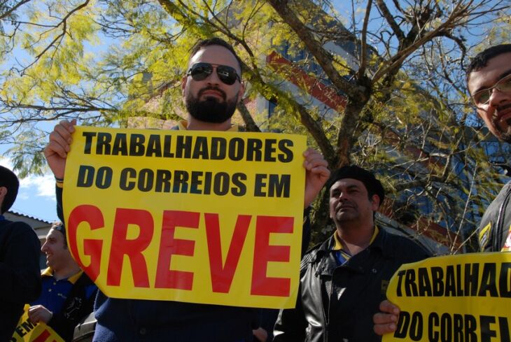 O primeiro dia de greve dos funcionários dos Correios teve adesão de aproximadamente 30% em Passo Fundo. A decisão ocorreu em assembleia realizada quarta-feira à noite, em Porto Alegre. A paralisação atinge seis estados por tempo indeterminado. Pres