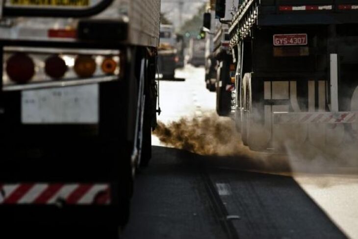 A OMS alerta que as principais fontes de poluição do ar incluem modelos ineficientes de transporte