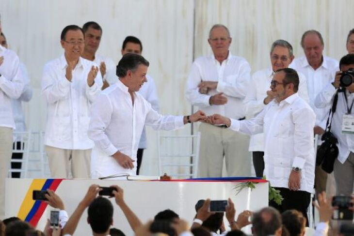 Com todos os convidados vestidos de branco, presidente da Colômbia e líder das Farc assinam acordo de paz