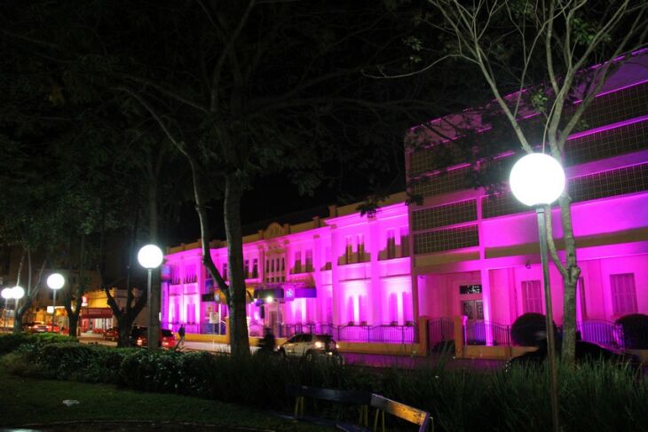 Escolas são iluminadas de rosa durante o outubro