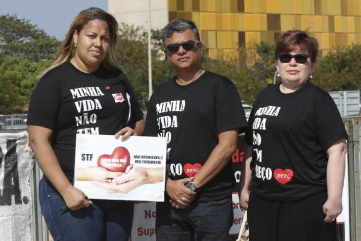 Ao lado de Diana Batista (esquerda), Fábio Marques e Deise Zanin participam da vigília em frente ao STF