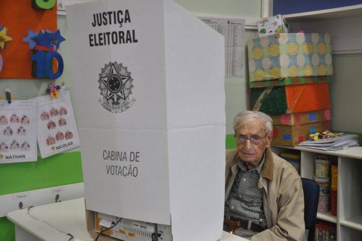 Médico aposentado Jovino da Silva Freitas votou no Colégio Bom Conselho