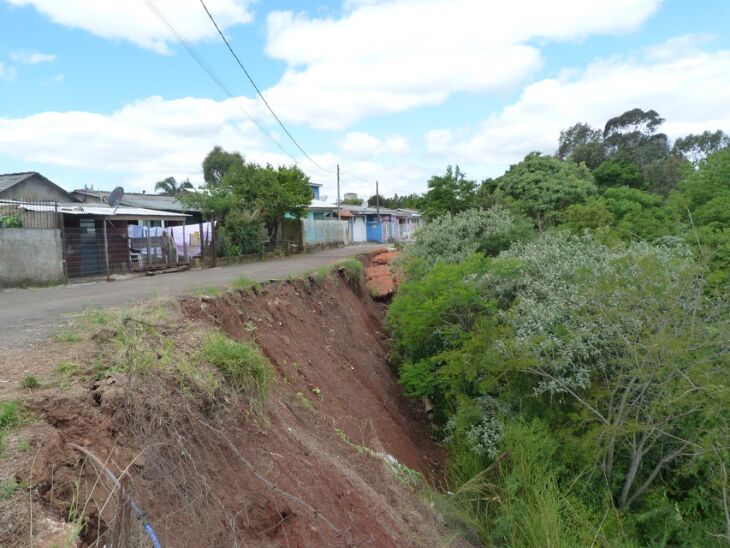 Chuva intensa causa deslizamento de terra na Vila Manoel Portela