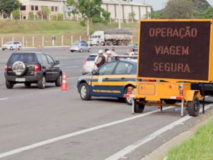 Feriado do Finados costuma ter grande fluxo de veículos nas rodovias