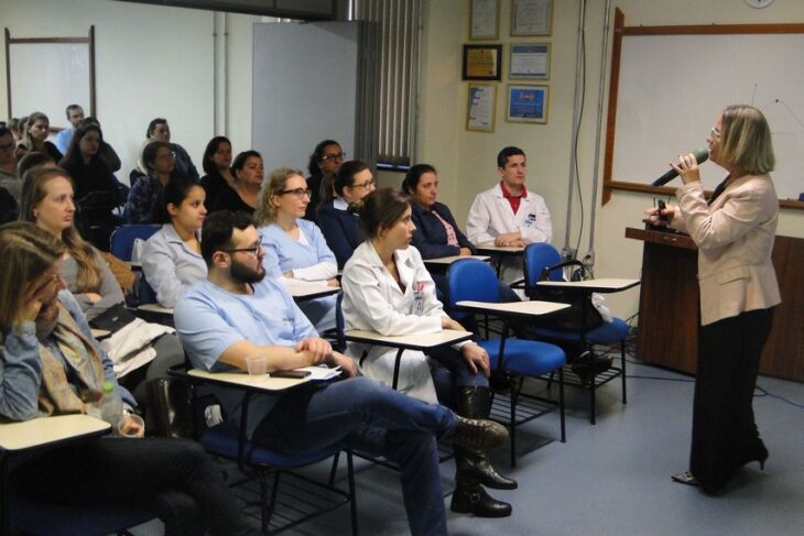 Enfermeira Aline Hennemann abordou a capacitação para equipes multiprofissionais da área materno infantil do HSVP