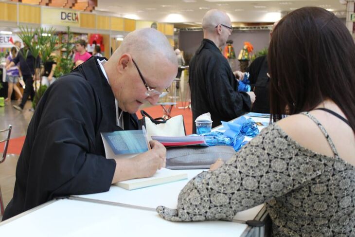 Monges que fizeram bate papo sobre a obra da Monja Coen autografam livros na Feira de Passo Fundo