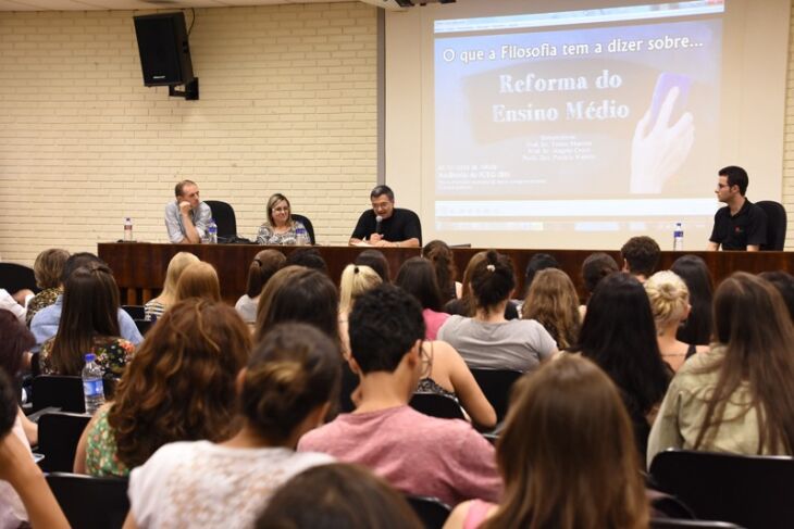 Público lotou o auditório do Iceg para acompanhar a discussão sobre a reforma do ensino médio