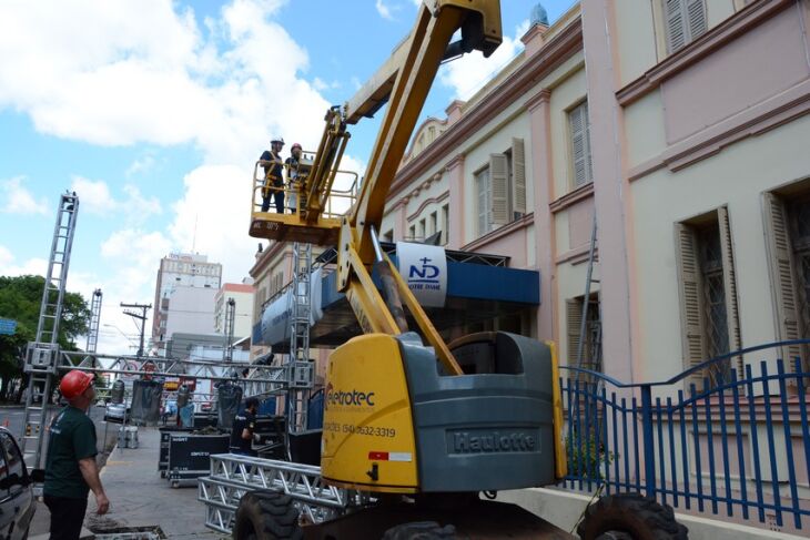 Praça recebe ornamentos para mais uma edição da Cantata