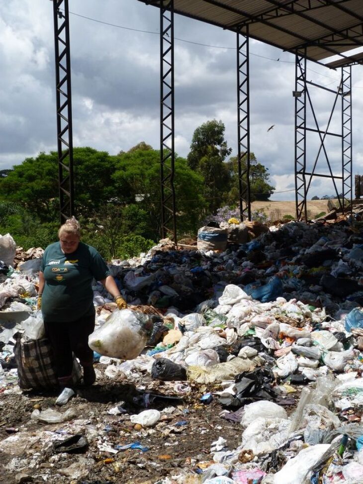 Separação dos materiais vem sendo realizada sem a ajuda de equipamentos