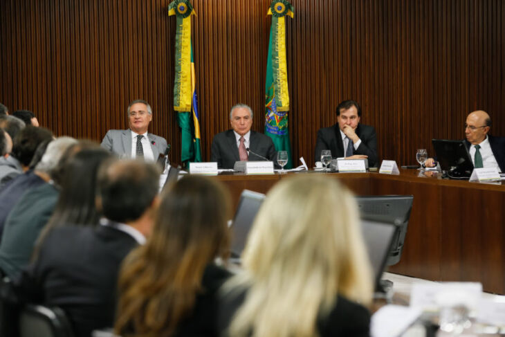 Presidente Michel Temer (D) reúne dirigentes do Legislativo e o ministro da Fazenda, Henrique Meirelles, com governadores, no Palácio do Planalto