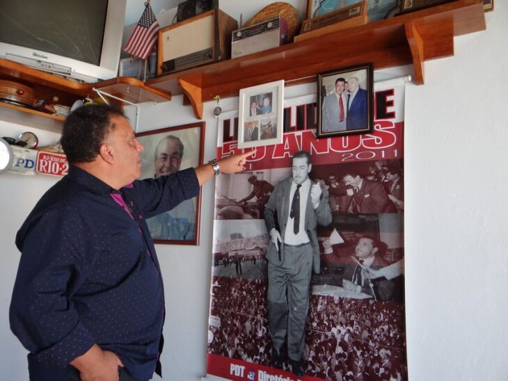 Em sua casa, Luiz Miguel mostrou o lugar onde reúne lembranças de antigas campanhas e fotografias que tirou ao lado de Leonel Brizola