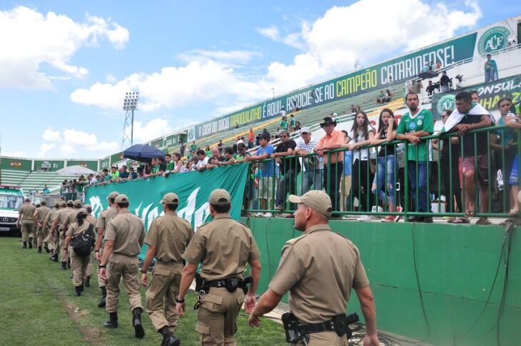 Policiais receberam orientações ontem à tarde no gramado da Arena Condá