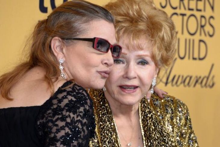 A atriz Carrie Fisher e a mãe, Debbie Reynolds, em premiação em 2015 Crédito: 