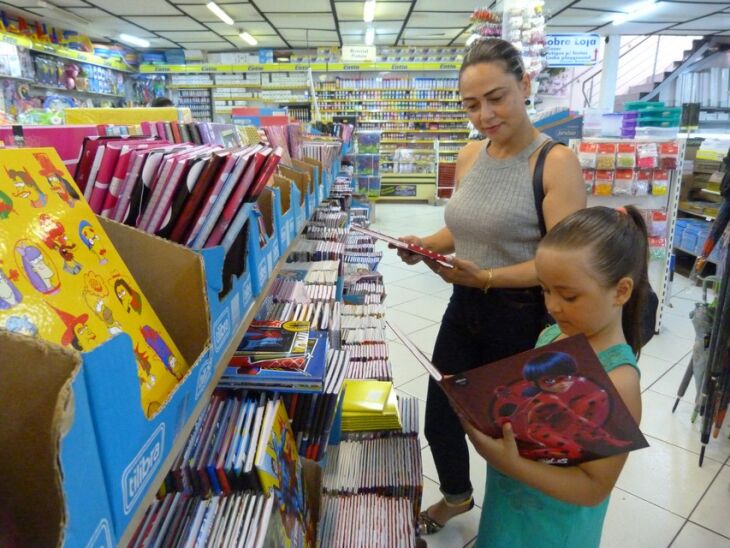 Liziane Mello prefere ter a companhia da filha Júlia, de seis anos, na hora de escolher o material escolar