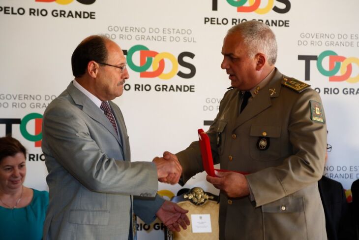 Coronel Alfeu Freitas Moreira recebeu a medalha Negrinho do Pastoreio