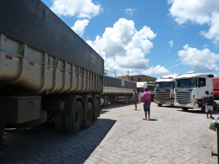 Caminhoneiros deixaram o posto de combustível onde estavam parados no início da tarde desta quarta-feira