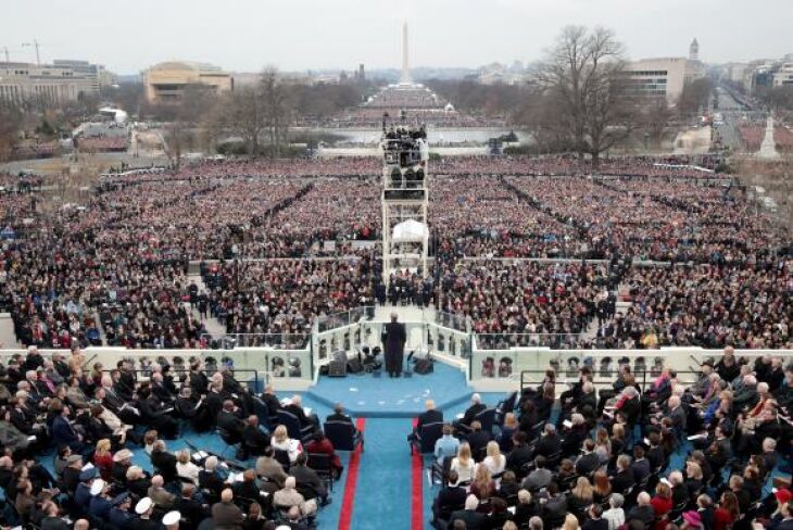 Os organizadores estimam qee cerca de um milhão de pessoas compareceram à posse de Trump  como o 45º presidente dos Estados Unidos