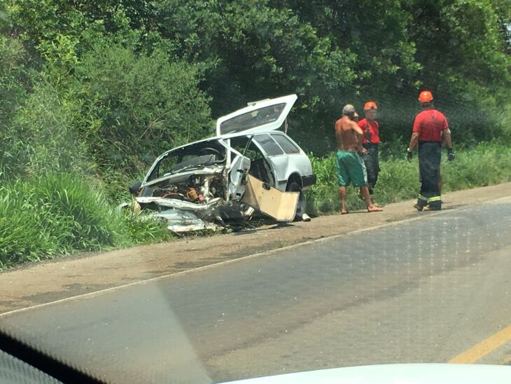 Carro ficou destruído com o impacto