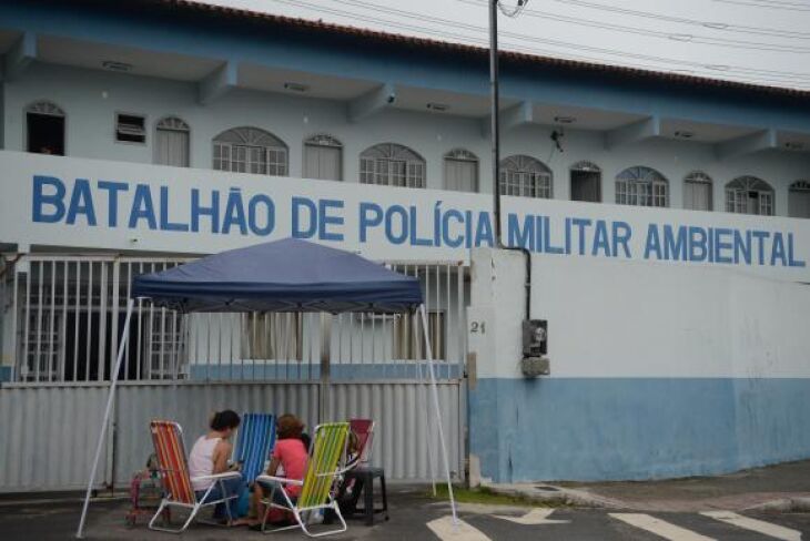 Mulheres e familiares de policiais acampam na porta dos batalhões da Polícia Militar