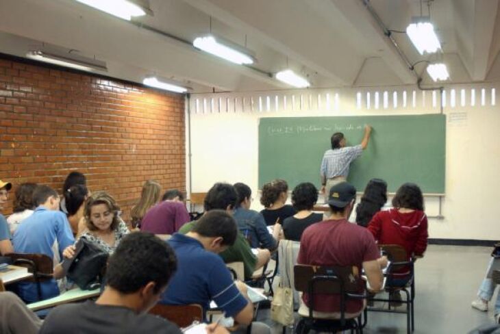 A reforma do ensino médio define que as escolas devem passar a oferecer opções de itinerários formativos para os estudantes