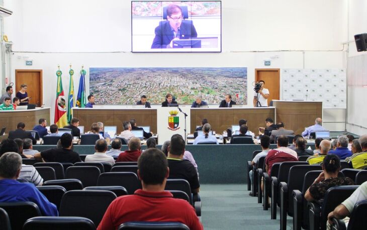 Início da 17ª legislatura foi oficializado ontem (15). Renovação é de 11 parlamentares na Casa