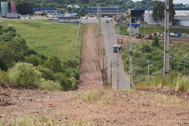 A obra de pavimentação dos bairros Valinhos e Ricci deve ser concluída no segundo semestre de 2017