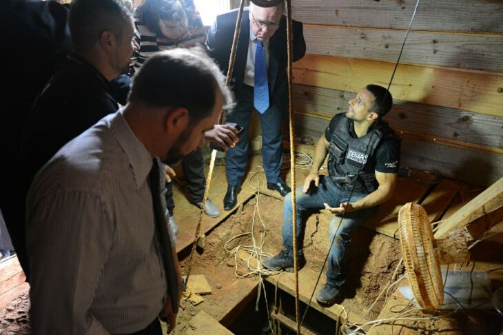 Acompanhado do chefe da Polícia Civil, delegado Emerson Wendt, o secretário Cezar Schirmer vistoria o túnel que estava sendo construído