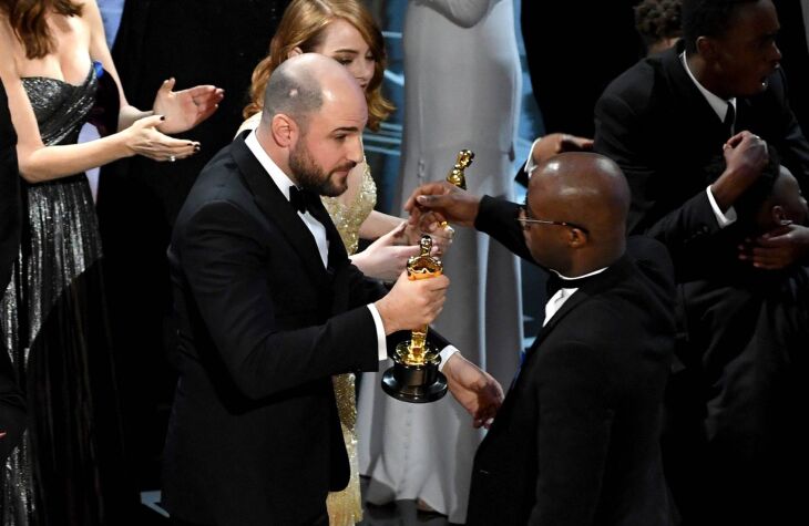 Produtor de "La La Land" entrega a estatueta ao diretor de "Moonlight" depois de erro do anuncio de melhor filme