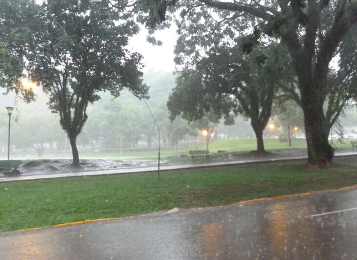 Chuva e luzes acesas na tarde